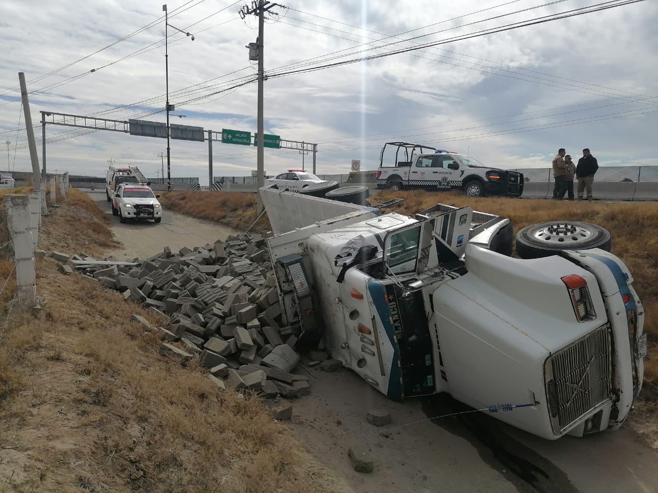 Atiende Dirección de Seguridad Pública volcadura de tractocamión en Huamantla